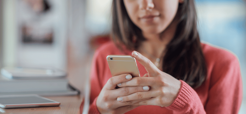 photo-woman-with-smartphone-for-web
